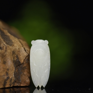 籽料和田羊脂白玉一鸣惊人吊坠