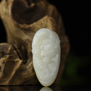 籽料和田白玉龙吊坠