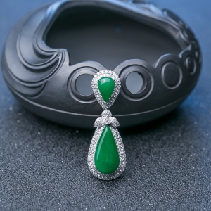 18K糯种翠色翡翠水滴吊坠