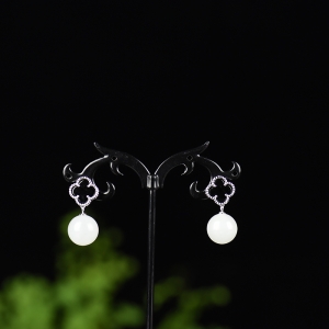 银镶黑玛瑙山料和田白玉耳坠