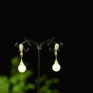 银镶锆石山料和田白玉圆珠耳坠