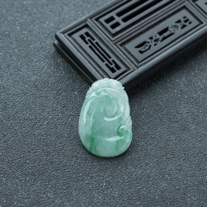 糯冰种飘翠翡翠如意吊坠