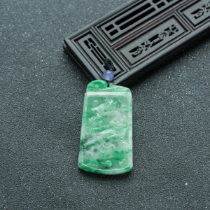 糯种飘翠翡翠飞龙在天吊坠