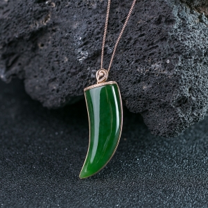 特：18K山料和田碧玉随形吊坠