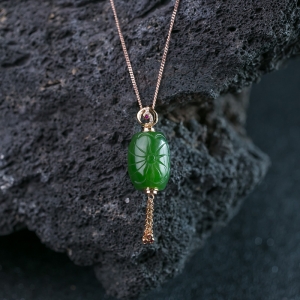 特：18K山料和田碧玉路路通吊坠