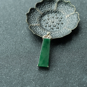 18K糯冰种深绿翡翠无事牌吊坠