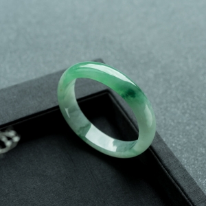 56mm糯冰种翠绿翡翠贵妃镯