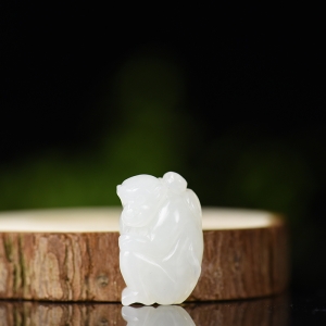 山料和田羊脂白玉申猴吊坠
