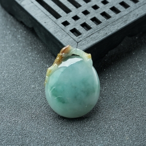 糯种俏色翡翠喜上眉梢吊坠