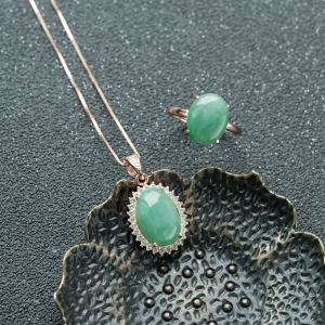 银镶糯种浅绿翡翠套装