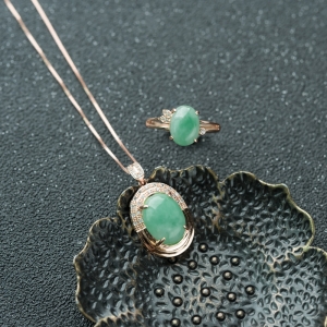 银镶糯种浅绿翡翠套装