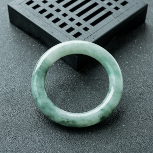 56mm糯冰种飘翠翡翠圆镯