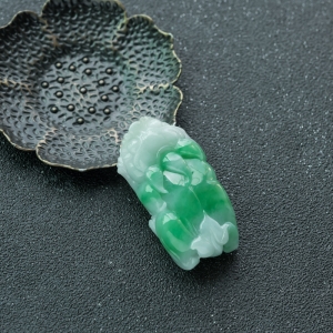 糯种飘翠翡翠貔貅吊坠