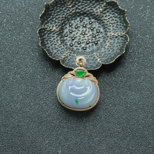 18K糯种春带彩翡翠如意吊坠