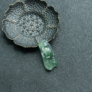 冰种飘翠翡翠如意吊坠
