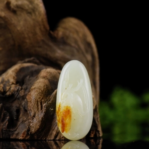 籽料和田白玉一鸣惊人吊坠