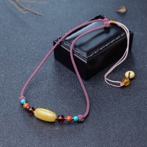 鸡油黄蜜蜡桶珠吊坠