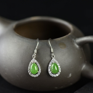 银镶锆石山料和田碧玉耳坠