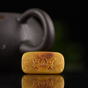 籽料和田黄沁兽面配件