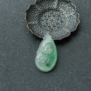 糯冰种飘翠翡翠如意吊坠