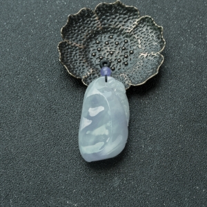 糯冰种紫罗兰翡翠福瓜吊坠