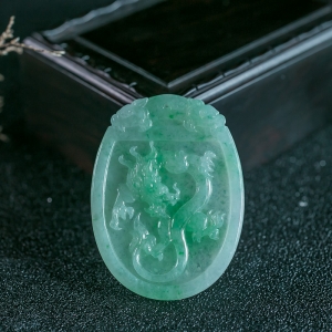 糯种浅绿翡翠龙牌吊坠