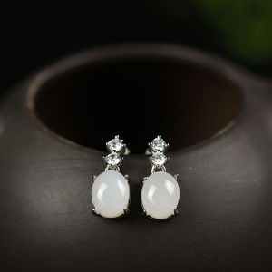 银镶锆石山料和田白玉耳钉