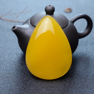 鸡油黄蜜蜡水滴吊坠