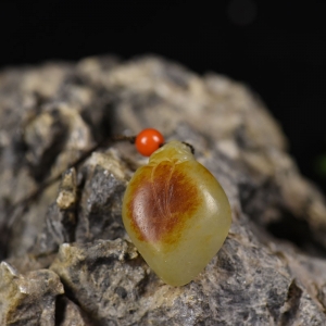 籽料和田白玉荣归吊坠