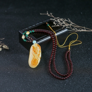 带皮俏色蜜蜡花吊坠