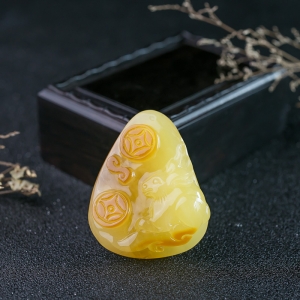 带皮俏色蜜蜡兔子吊坠