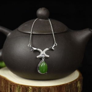 银镶锆石山料和田碧玉小鹿项链