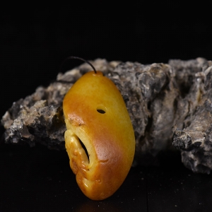 籽料和田黄沁辰龙吊坠