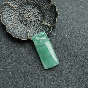 糯冰种飘翠翡翠无事牌吊坠