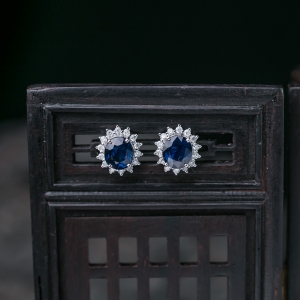18K蓝色蓝宝石耳钉
