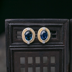18K蓝色蓝宝石耳钉