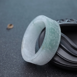 56.5mm糯冰种浅绿翡翠手镯