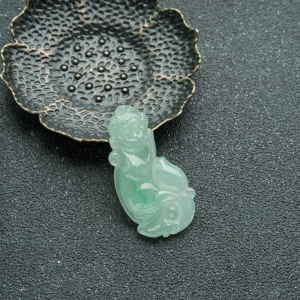 糯冰种飘翠翡翠灵猴献寿吊坠
