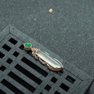 18K糯冰种晴水翡翠随形吊坠