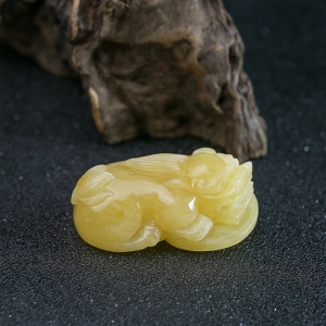 鸡油黄蜜蜡貔貅吊坠