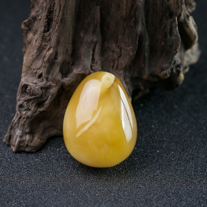 鸡油黄蜜蜡水滴吊坠