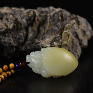 籽料和田白玉龙龟吊坠