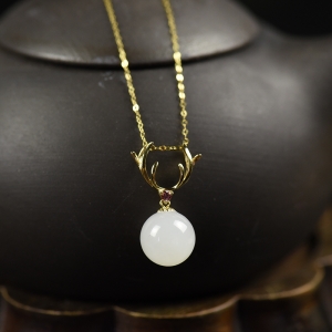 18k金镶山料和田白玉麋鹿吊坠