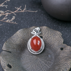 银镶柿子红南红吊坠