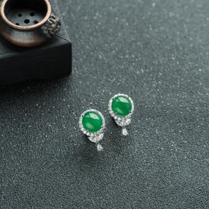 18K糯冰种阳绿翡翠耳钉