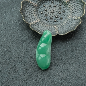 糯种翠绿翡翠福豆吊坠