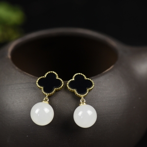 银镶黑玛瑙山料和田白玉耳钉