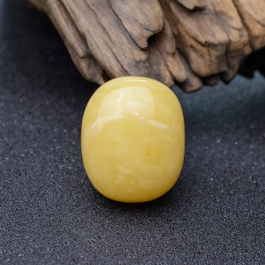 鸡油黄蜜蜡随形吊坠