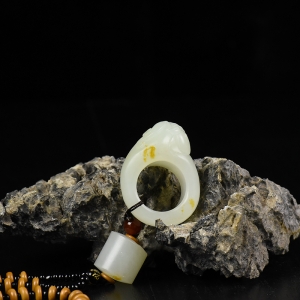 山料和田白玉守护吊坠