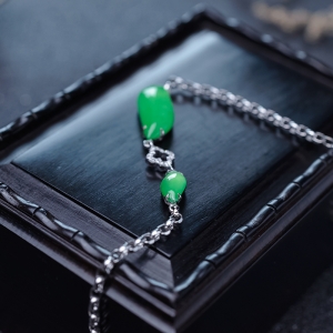 18K糯冰种阳绿翡翠手链